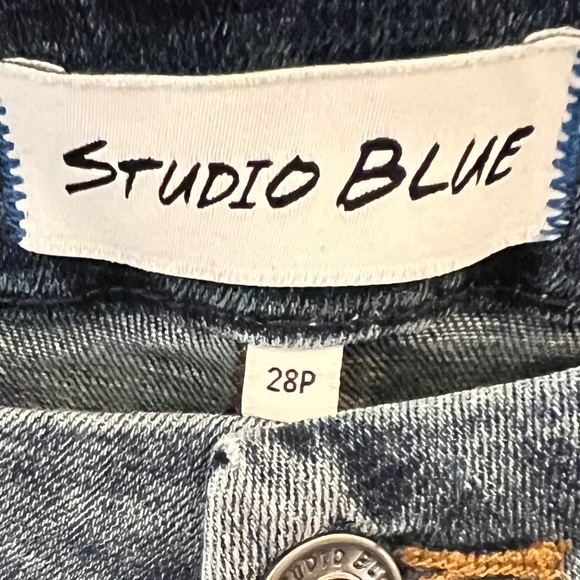Studio Mid Rise Cropped Skinny Distressed Rolled Jean 28P - Picture 3 of 7